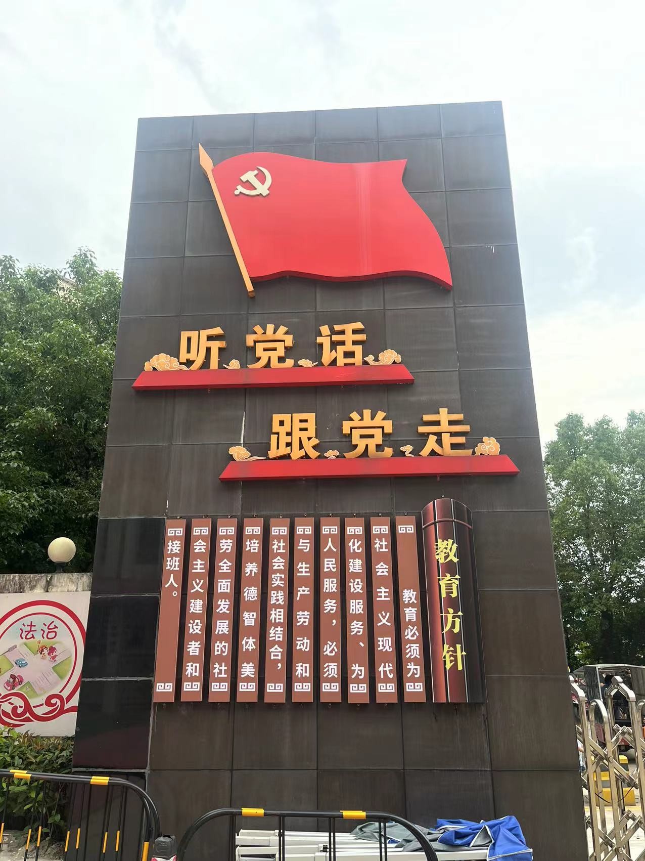 第二百一十一期“綠色愛(ài)心電腦教室”標(biāo)準(zhǔn)電腦21套（深圳市聯(lián)星服裝輔料有限公司）